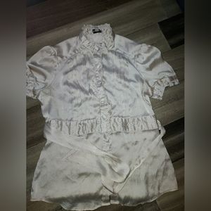 Bebe large creme blouse